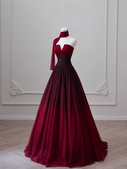 Elegantes Ballkleid, trägerlos, ärmellos, burgunderrot, Tüll, bodenlang, tolle Ballkleid-Inspirationsideen, Ball-Inspirationskleider, Abschlusskleid AU016