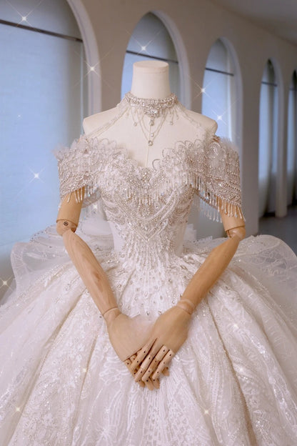 Luxuriöses schulterfreies Ballkleid für Damen aus weißem Satin mit Perlenstickerei und Falten, bodenlang, Hochzeitskleid AU016