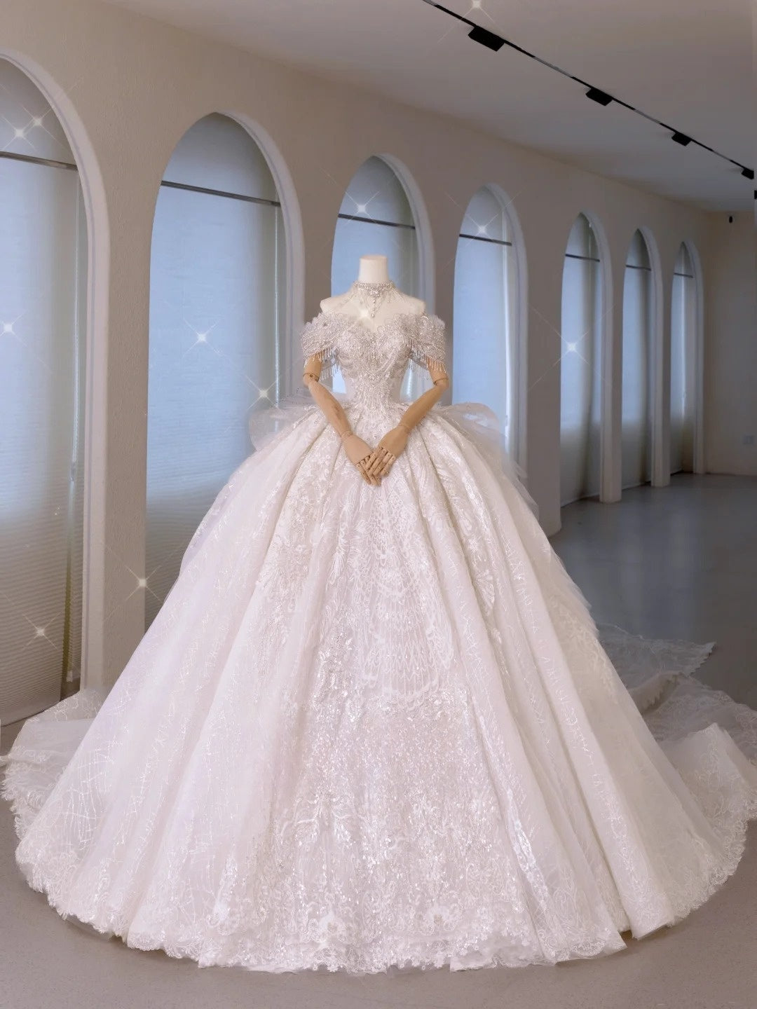 Luxuriöses schulterfreies Ballkleid für Damen aus weißem Satin mit Perlenstickerei und Falten, bodenlang, Hochzeitskleid AU016