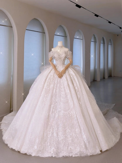 Luxuriöses schulterfreies Ballkleid für Damen aus weißem Satin mit Perlenstickerei und Falten, bodenlang, Hochzeitskleid AU016