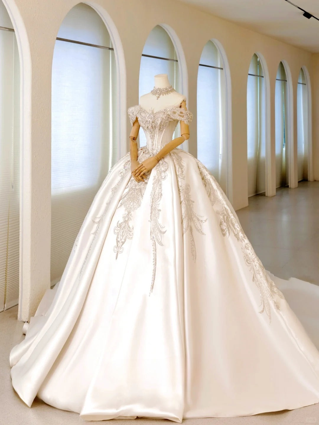 Luxuriöses schulterfreies Ballkleid für Damen mit perlenbesetzter Applikation und langer Schleppe aus weißem Satin, Hochzeitskleid AU017