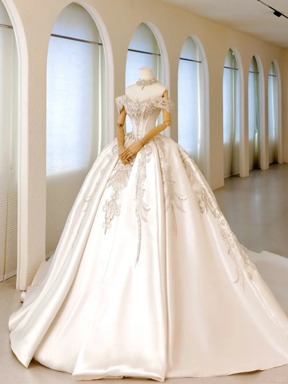 Luxuriöses schulterfreies Ballkleid für Damen mit perlenbesetzter Applikation und langer Schleppe aus weißem Satin, Hochzeitskleid AU017