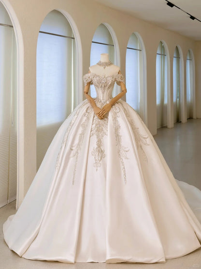 Luxuriöses schulterfreies Ballkleid für Damen mit perlenbesetzter Applikation und langer Schleppe aus weißem Satin, Hochzeitskleid AU017