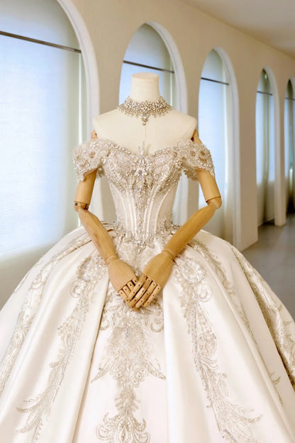 Luxuriöses schulterfreies Ballkleid für Damen mit perlenbesetzter Applikation und langer Schleppe aus weißem Satin, Hochzeitskleid AU017