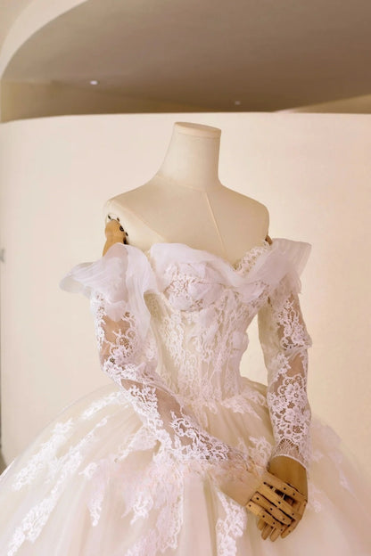 Luxuriöses schulterfreies Ballkleid für Damen mit applizierten langen Ärmeln und langer Schleppe aus weißem Tüll, Hochzeitskleid AU018