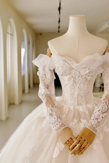 Luxuriöses schulterfreies Ballkleid für Damen mit applizierten langen Ärmeln und langer Schleppe aus weißem Tüll, Hochzeitskleid AU018
