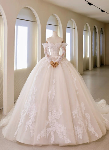 Luxuriöses schulterfreies Ballkleid für Damen mit applizierten langen Ärmeln und langer Schleppe aus weißem Tüll, Hochzeitskleid AU018