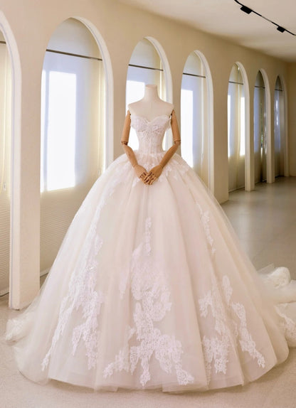 Luxuriöses schulterfreies Ballkleid für Damen mit applizierten langen Ärmeln und langer Schleppe aus weißem Tüll, Hochzeitskleid AU018