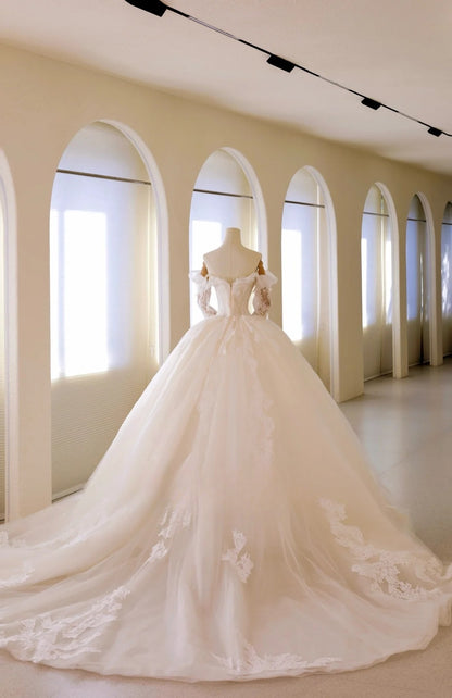Luxuriöses schulterfreies Ballkleid für Damen mit applizierten langen Ärmeln und langer Schleppe aus weißem Tüll, Hochzeitskleid AU018