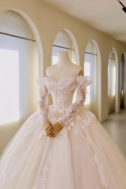 Luxuriöses schulterfreies Ballkleid für Damen mit applizierten langen Ärmeln und langer Schleppe aus weißem Tüll, Hochzeitskleid AU018