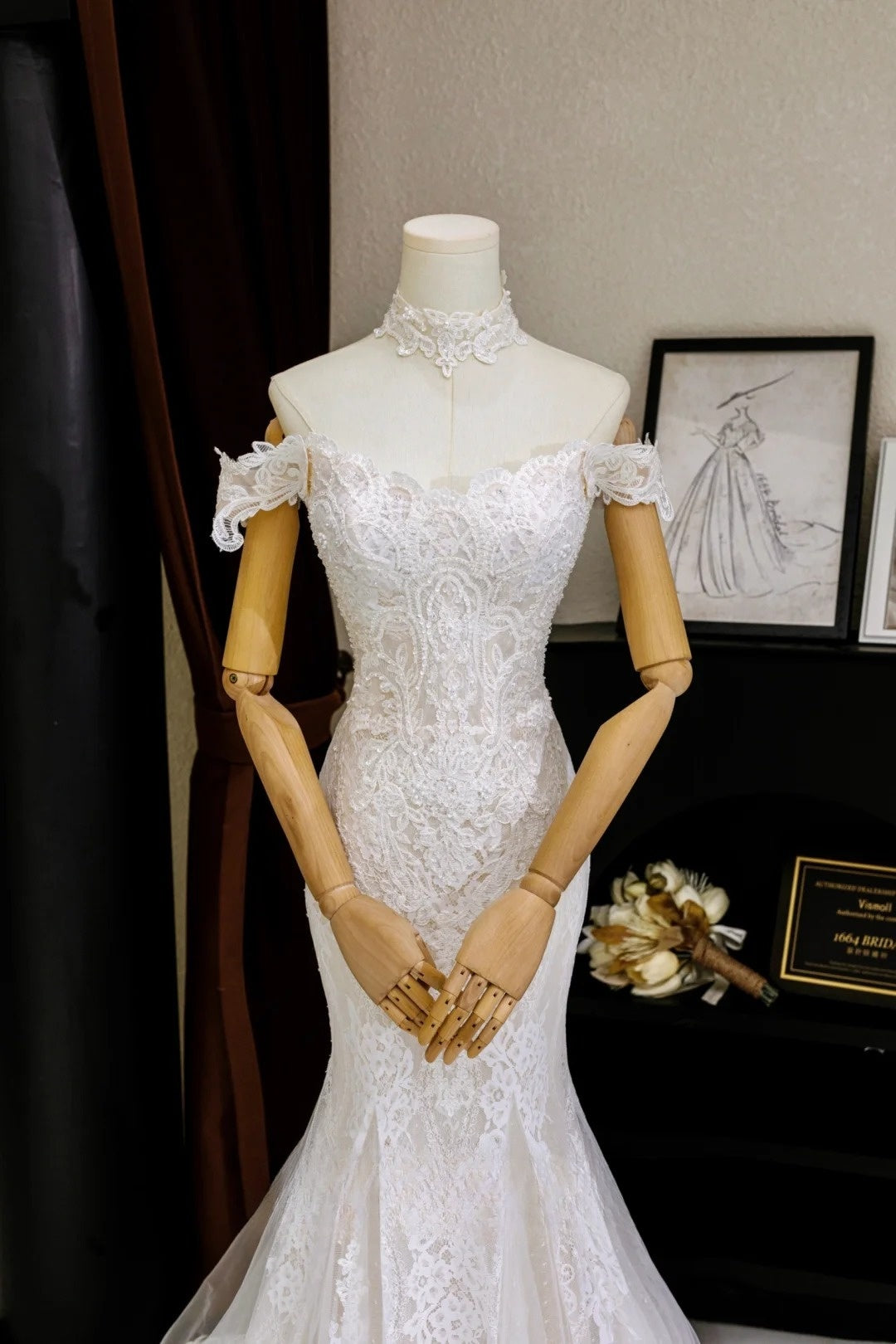 Romantisches Meerjungfrauen-Brautkleid für Damen mit schulterfreiem Ausschnitt, applizierten kurzen Ärmeln, weißer Spitze und Tüllschleppe, AU022