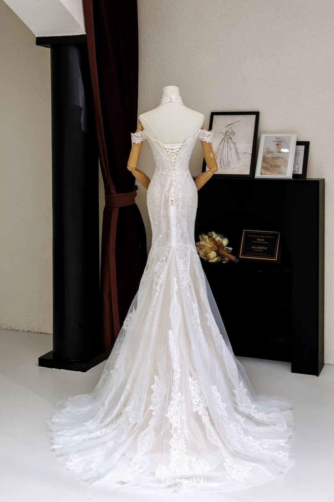 Romantisches Meerjungfrauen-Brautkleid für Damen mit schulterfreiem Ausschnitt, applizierten kurzen Ärmeln, weißer Spitze und Tüllschleppe, AU022