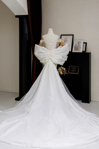 Romantisches Meerjungfrauen-Brautkleid für Damen mit schulterfreiem Ausschnitt, applizierten kurzen Ärmeln, weißer Spitze und Tüllschleppe, AU022