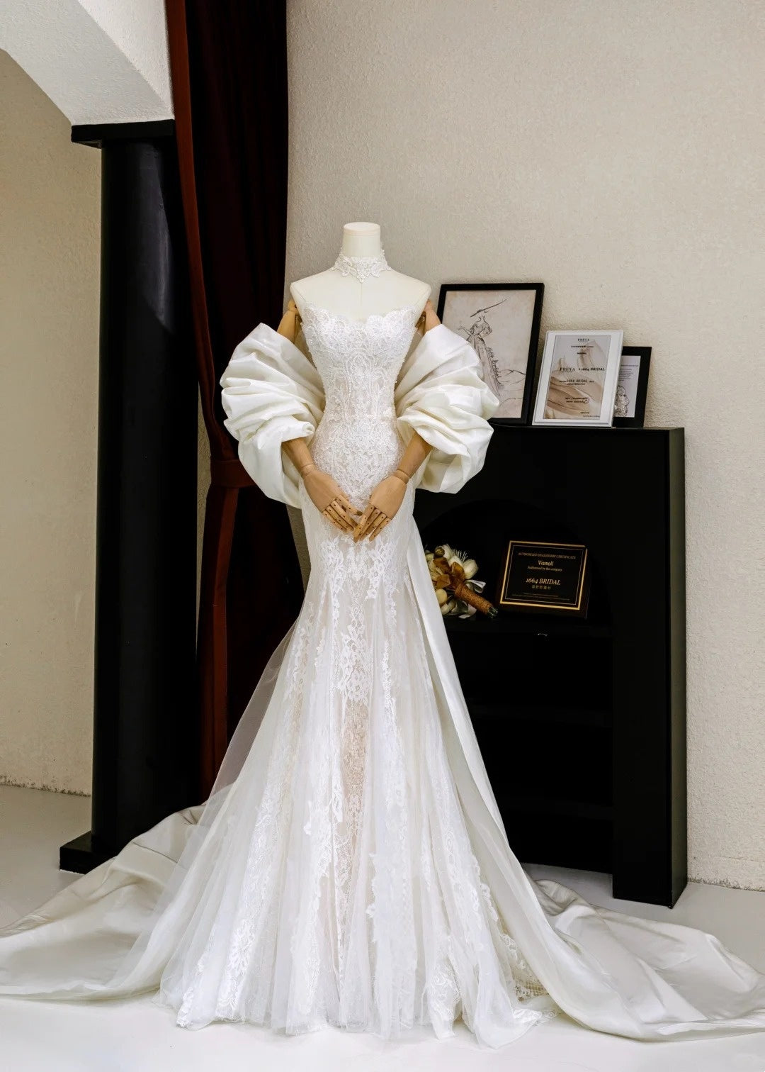 Romantisches Meerjungfrauen-Brautkleid für Damen mit schulterfreiem Ausschnitt, applizierten kurzen Ärmeln, weißer Spitze und Tüllschleppe, AU022