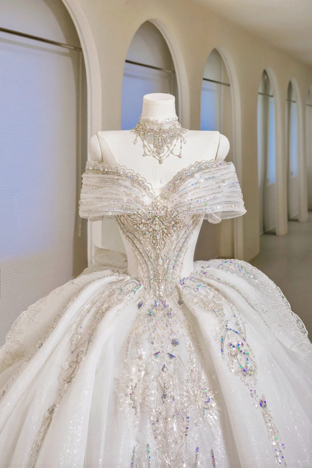 Romantisches Damen-Ballkleid mit schulterfreiem Ausschnitt, applizierten kurzen Ärmeln, weißer Spitze und Tüllschleppe, Hochzeitskleid AU023