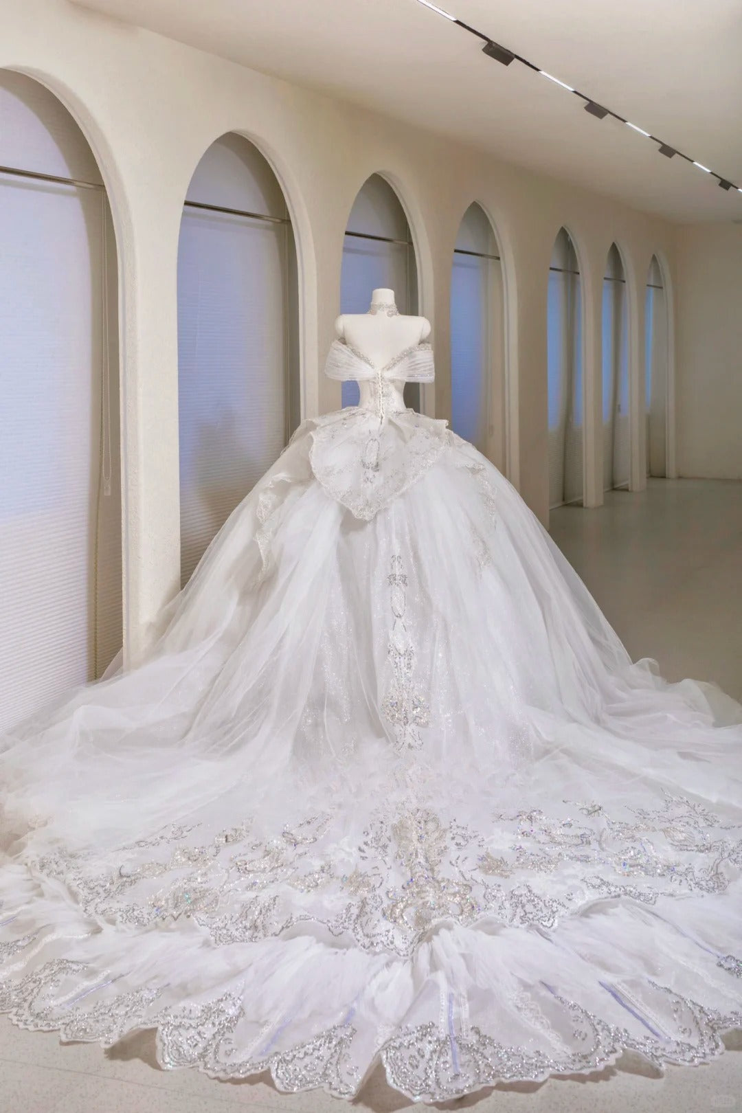 Romantisches Damen-Ballkleid mit schulterfreiem Ausschnitt, applizierten kurzen Ärmeln, weißer Spitze und Tüllschleppe, Hochzeitskleid AU023