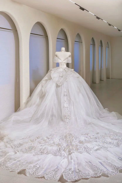Romantisches Damen-Ballkleid mit schulterfreiem Ausschnitt, applizierten kurzen Ärmeln, weißer Spitze und Tüllschleppe, Hochzeitskleid AU023