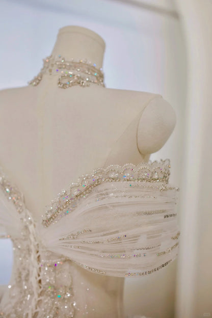 Romantisches Damen-Ballkleid mit schulterfreiem Ausschnitt, applizierten kurzen Ärmeln, weißer Spitze und Tüllschleppe, Hochzeitskleid AU023