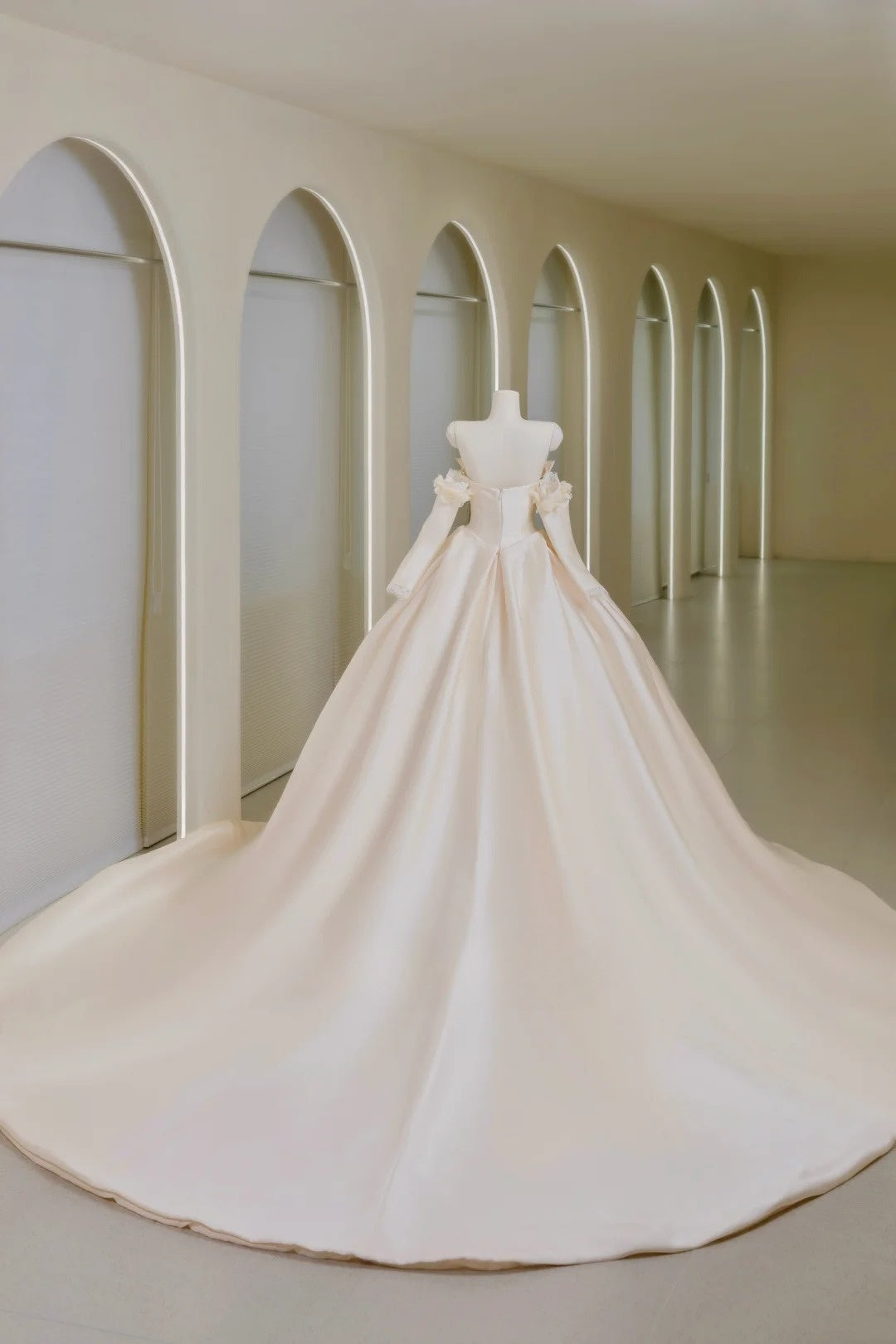 Romantisches trägerloses Ballkleid für Damen mit applizierten langen Ärmeln, weißer Spitze, Satin und Schleppe, Hochzeitskleid AU024