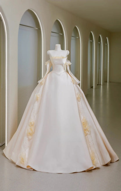 Romantisches trägerloses Ballkleid für Damen mit applizierten langen Ärmeln, weißer Spitze, Satin und Schleppe, Hochzeitskleid AU024