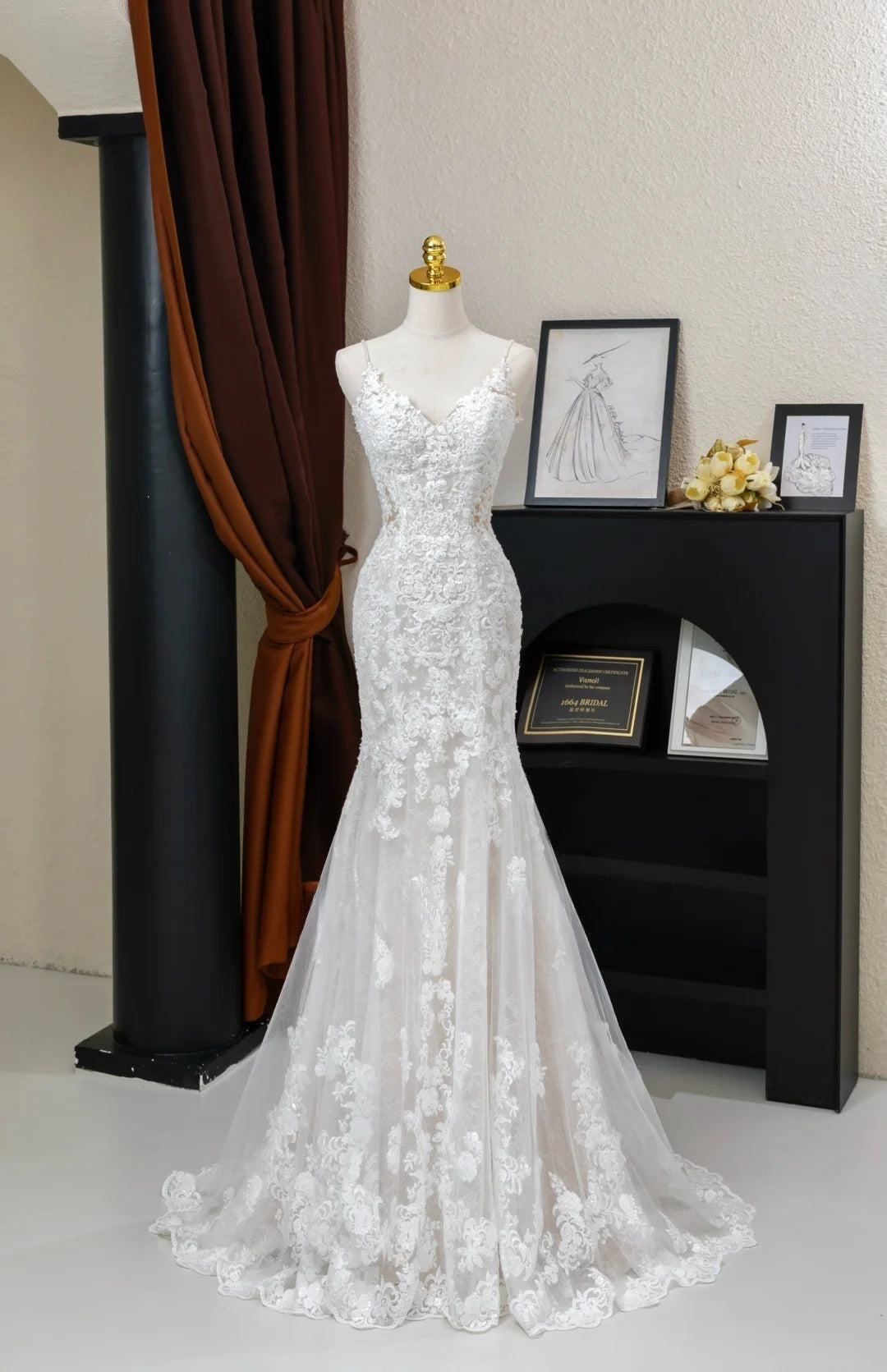 Bezauberndes langes Meerjungfrauen-Brautkleid mit Spaghettiträgern aus Tüllspitze in Weiß, AU027