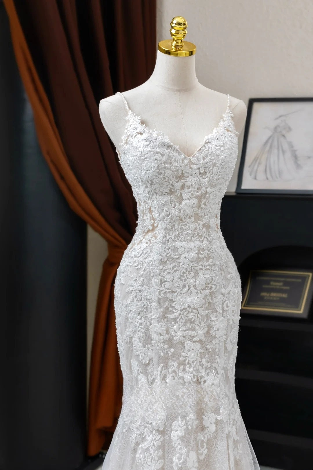 Bezauberndes langes Meerjungfrauen-Brautkleid mit Spaghettiträgern aus Tüllspitze in Weiß, AU027