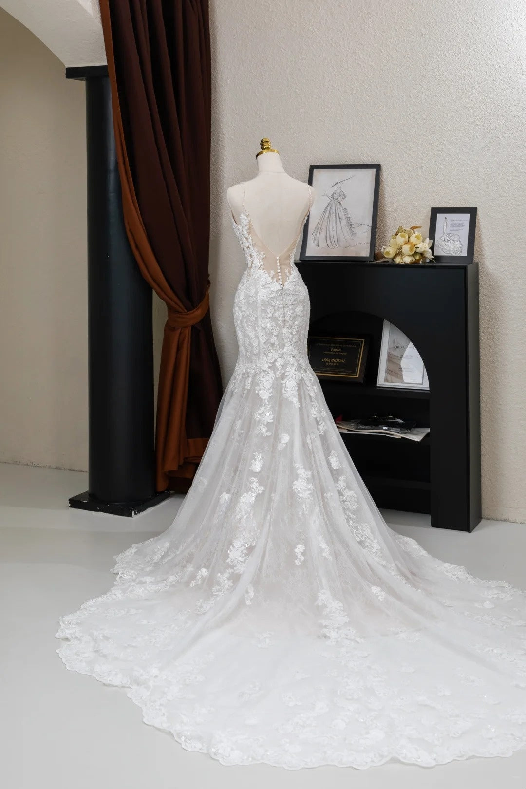 Bezauberndes langes Meerjungfrauen-Brautkleid mit Spaghettiträgern aus Tüllspitze in Weiß, AU027
