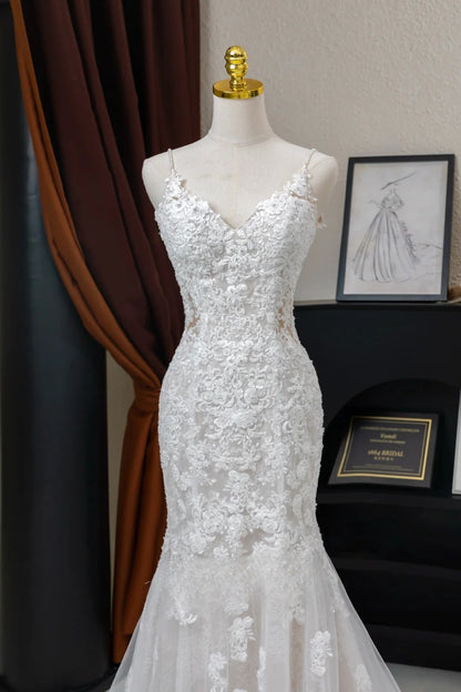 Bezauberndes langes Meerjungfrauen-Brautkleid mit Spaghettiträgern aus Tüllspitze in Weiß, AU027