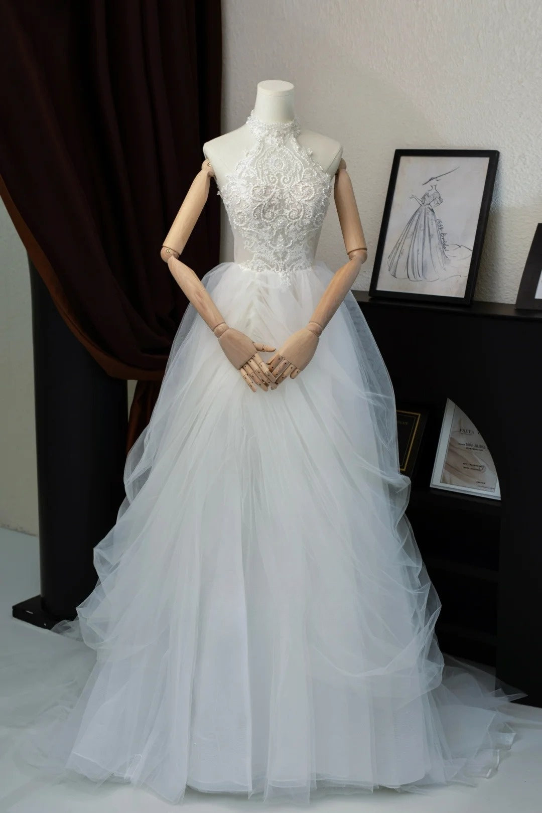 Romantic Women's Ball Gown High Neck With Appliqued White Lace Tulle Sweep Train Wedding Dresses AU028