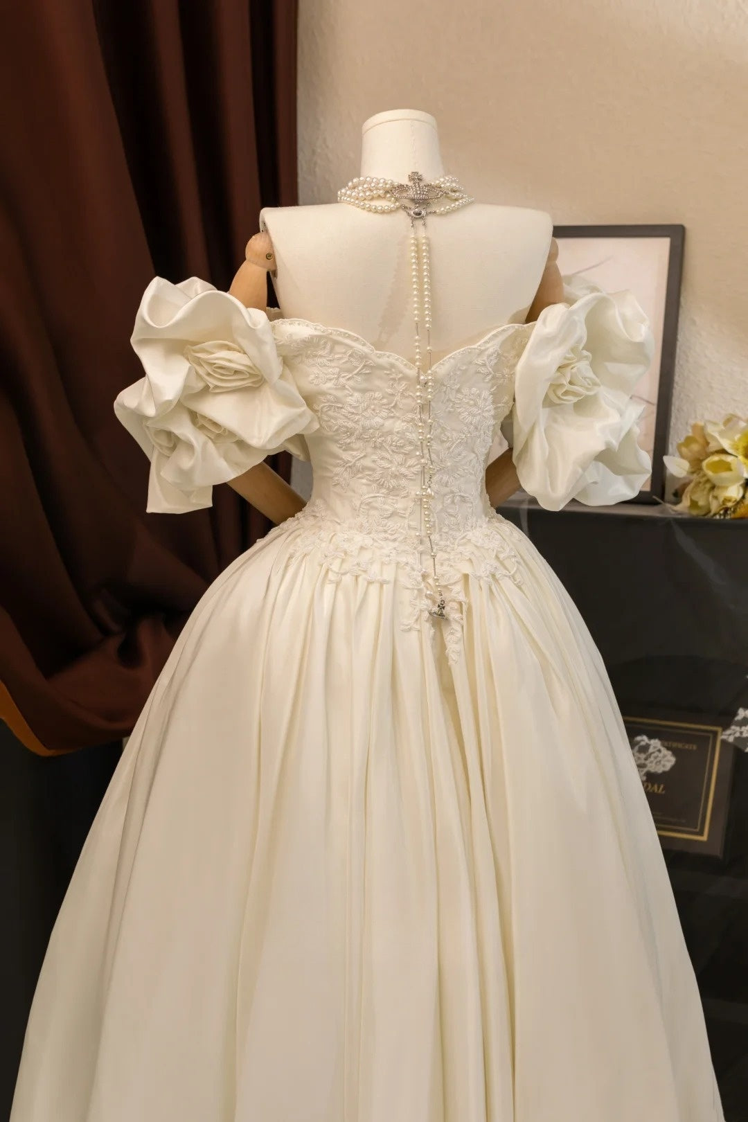 Romantisches Damen-Ballkleid mit Herzausschnitt, Ärmeln, applizierter elfenbeinfarbener Spitze und Satinschleppe, Hochzeitskleid AU029