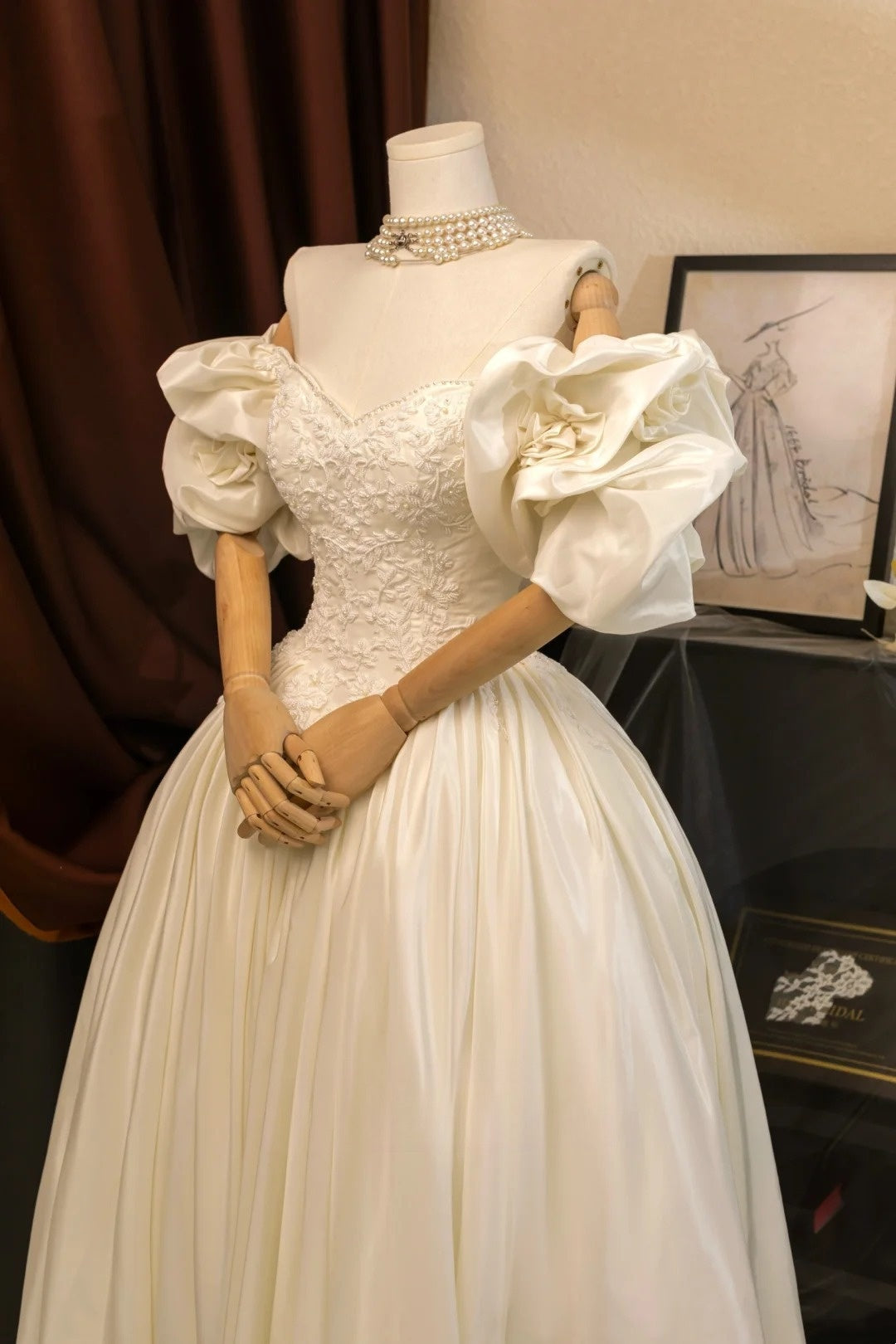 Romantisches Damen-Ballkleid mit Herzausschnitt, Ärmeln, applizierter elfenbeinfarbener Spitze und Satinschleppe, Hochzeitskleid AU029