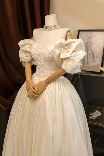 Romantisches Damen-Ballkleid mit Herzausschnitt, Ärmeln, applizierter elfenbeinfarbener Spitze und Satinschleppe, Hochzeitskleid AU029