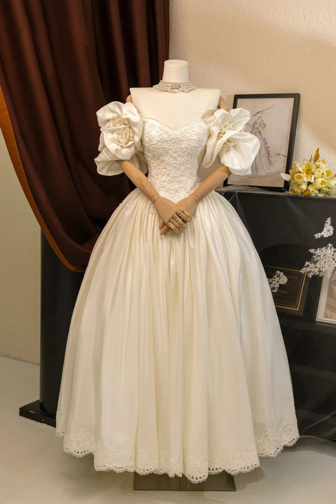 Romantisches Damen-Ballkleid mit Herzausschnitt, Ärmeln, applizierter elfenbeinfarbener Spitze und Satinschleppe, Hochzeitskleid AU029