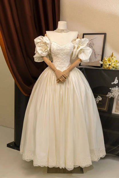 Romantisches Damen-Ballkleid mit Herzausschnitt, Ärmeln, applizierter elfenbeinfarbener Spitze und Satinschleppe, Hochzeitskleid AU029