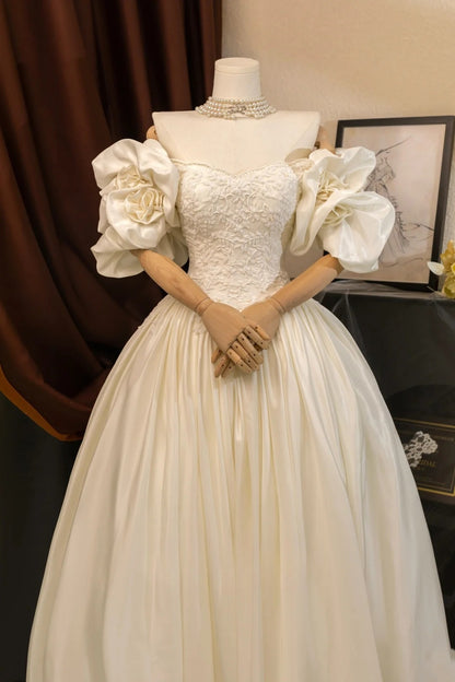 Romantisches Damen-Ballkleid mit Herzausschnitt, Ärmeln, applizierter elfenbeinfarbener Spitze und Satinschleppe, Hochzeitskleid AU029