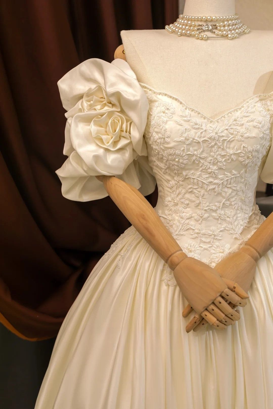 Romantisches Damen-Ballkleid mit Herzausschnitt, Ärmeln, applizierter elfenbeinfarbener Spitze und Satinschleppe, Hochzeitskleid AU029
