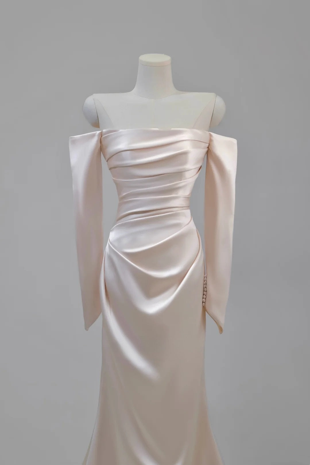 Robe de mariée sirène rose clair en satin, épaules dénudées et manches longues, au charme irrésistible (AU030)