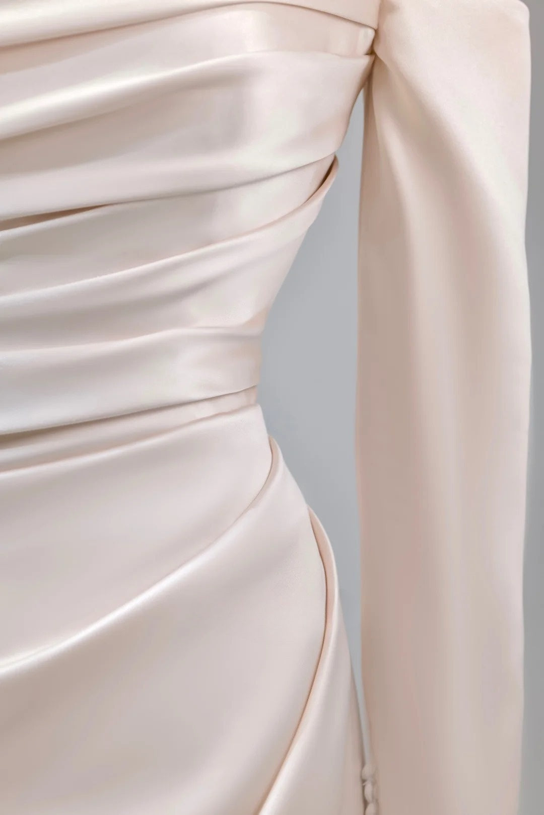 Robe de mariée sirène rose clair en satin, épaules dénudées et manches longues, au charme irrésistible (AU030)