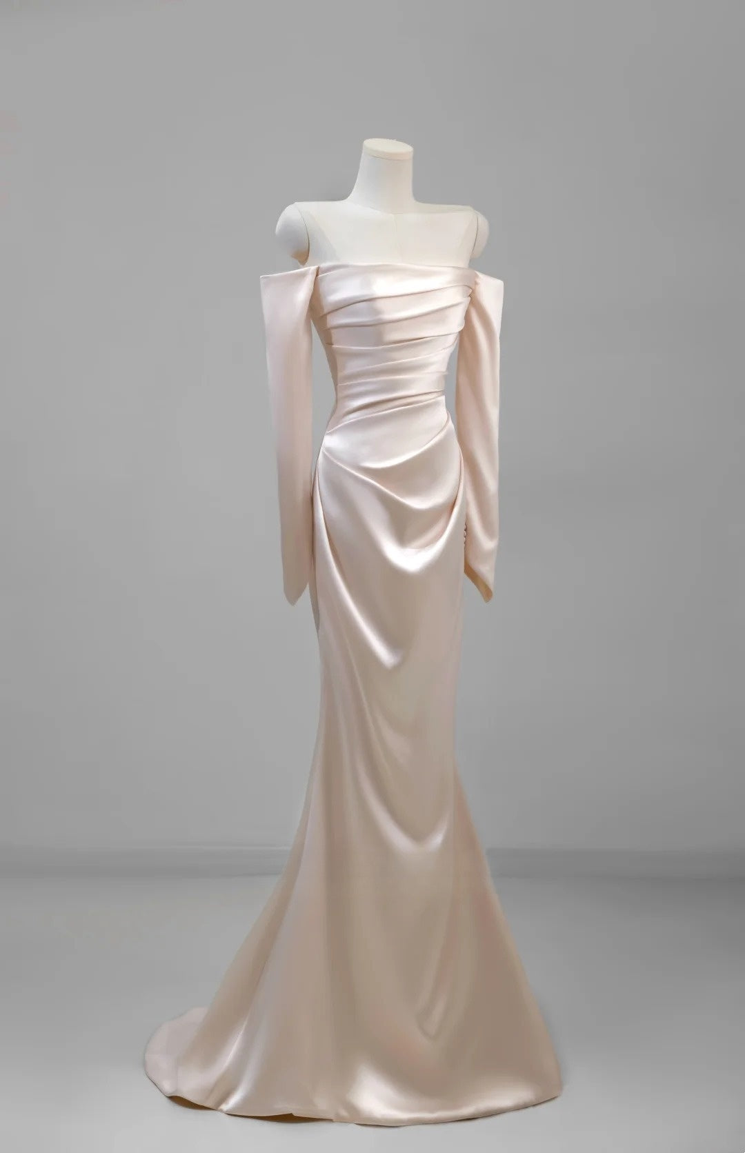 Robe de mariée sirène rose clair en satin, épaules dénudées et manches longues, au charme irrésistible (AU030)
