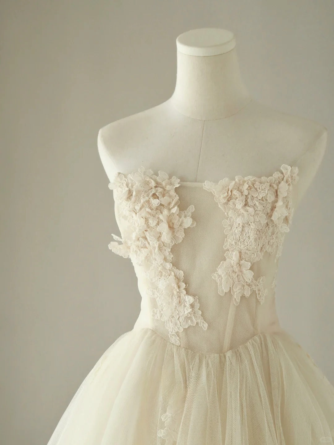 Simple Ball Gown Strapless Ivory Cream Tulle Groom Brides Gown Bridal Dress Style Long Wedding Dresses RB6982