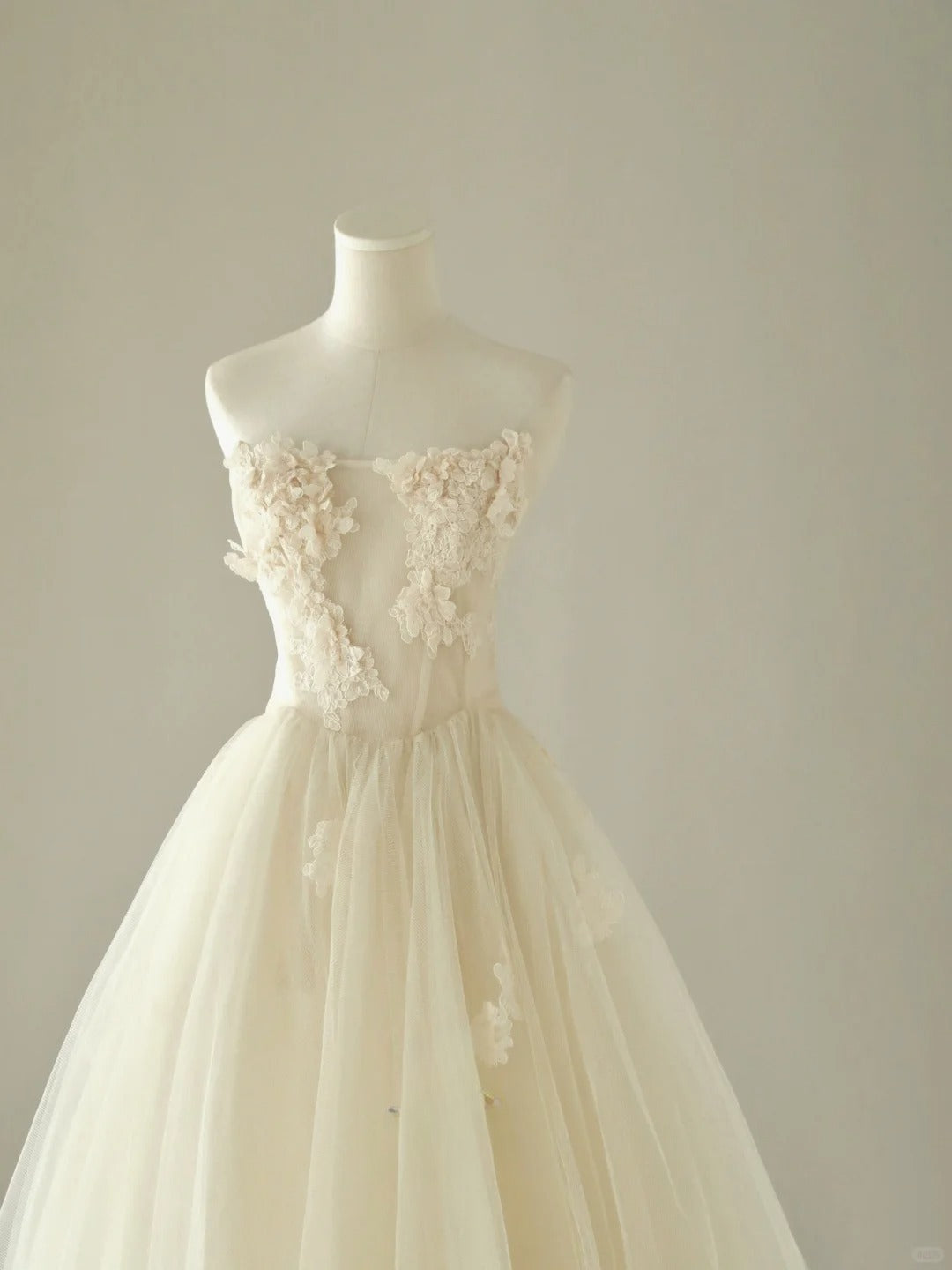 Simple Ball Gown Strapless Ivory Cream Tulle Groom Brides Gown Bridal Dress Style Long Wedding Dresses RB6982