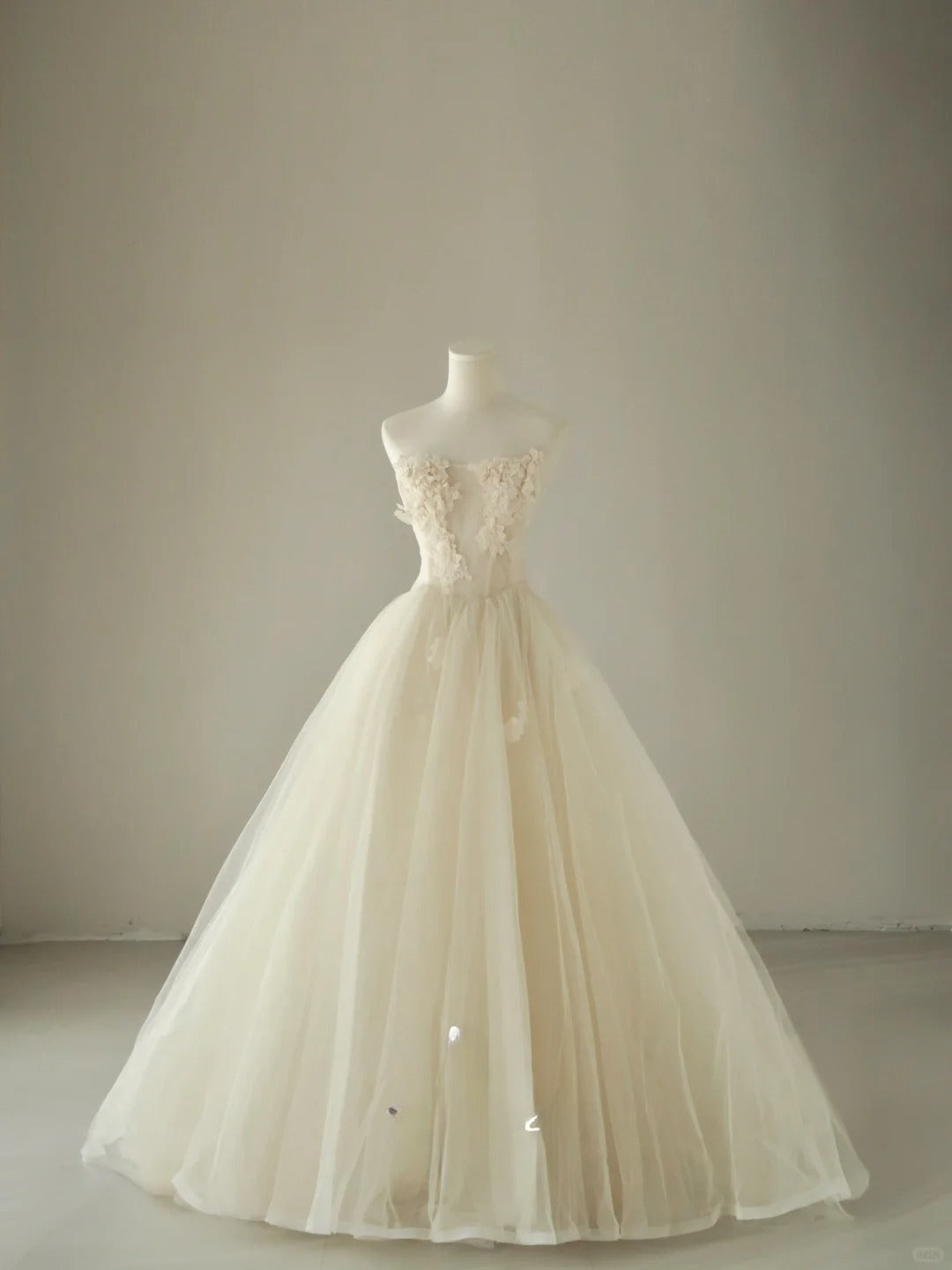 Simple Ball Gown Strapless Ivory Cream Tulle Groom Brides Gown Bridal Dress Style Long Wedding Dresses RB6982