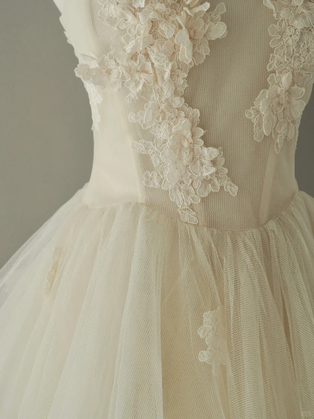 Simple Ball Gown Strapless Ivory Cream Tulle Groom Brides Gown Bridal Dress Style Long Wedding Dresses RB6982