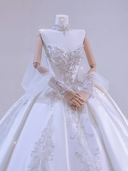 Romantisches Damen-Ballkleid mit Herzausschnitt, langen Ärmeln, applizierter weißer Spitze und Satinschleppe, Hochzeitskleid AU032