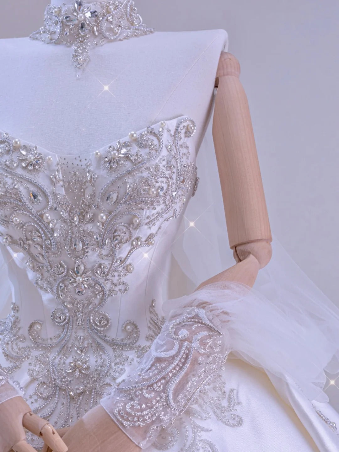 Romantisches Damen-Ballkleid mit Herzausschnitt, langen Ärmeln, applizierter weißer Spitze und Satinschleppe, Hochzeitskleid AU032