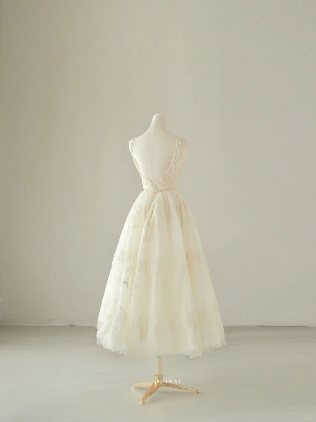 Simple Ball Gown Sweetheart Ivory Cream Tulle Groom Brides Gown Bridal Dress Style Tea Length Wedding Dresses RB6983