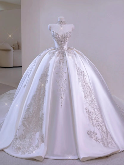 Romantisches Damen-Ballkleid mit Herzausschnitt, langen Ärmeln, applizierter weißer Spitze und Satinschleppe, Hochzeitskleid AU032