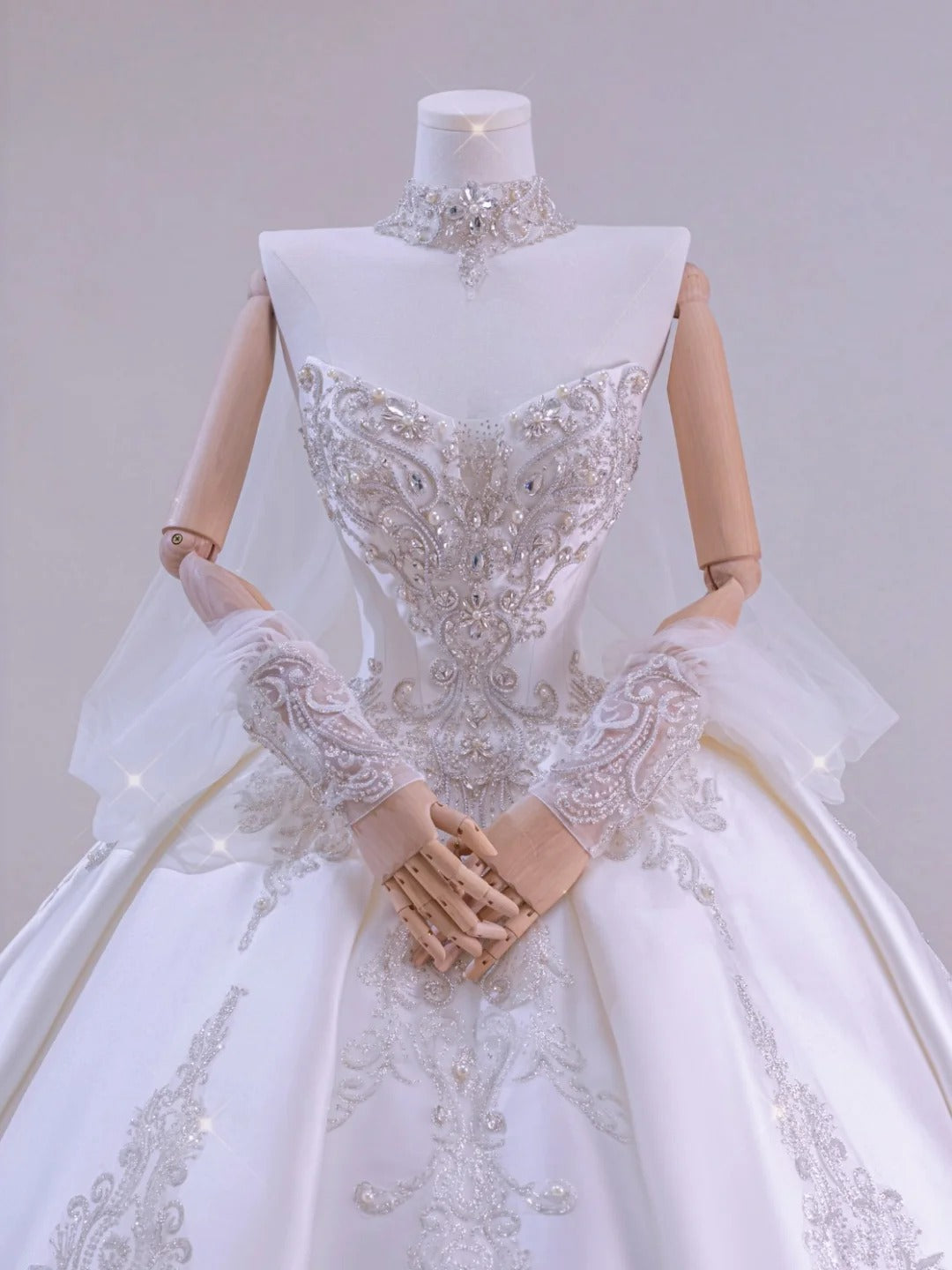 Romantisches Damen-Ballkleid mit Herzausschnitt, langen Ärmeln, applizierter weißer Spitze und Satinschleppe, Hochzeitskleid AU032