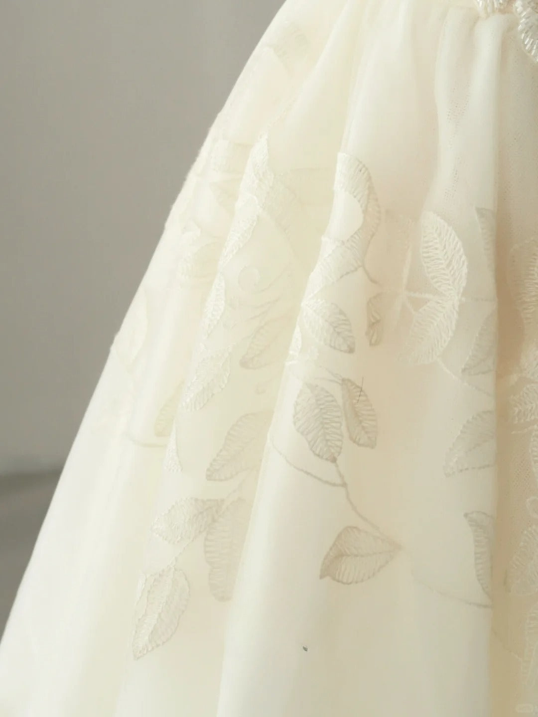 Simple Ball Gown Sweetheart Ivory Cream Tulle Groom Brides Gown Bridal Dress Style Tea Length Wedding Dresses RB6983