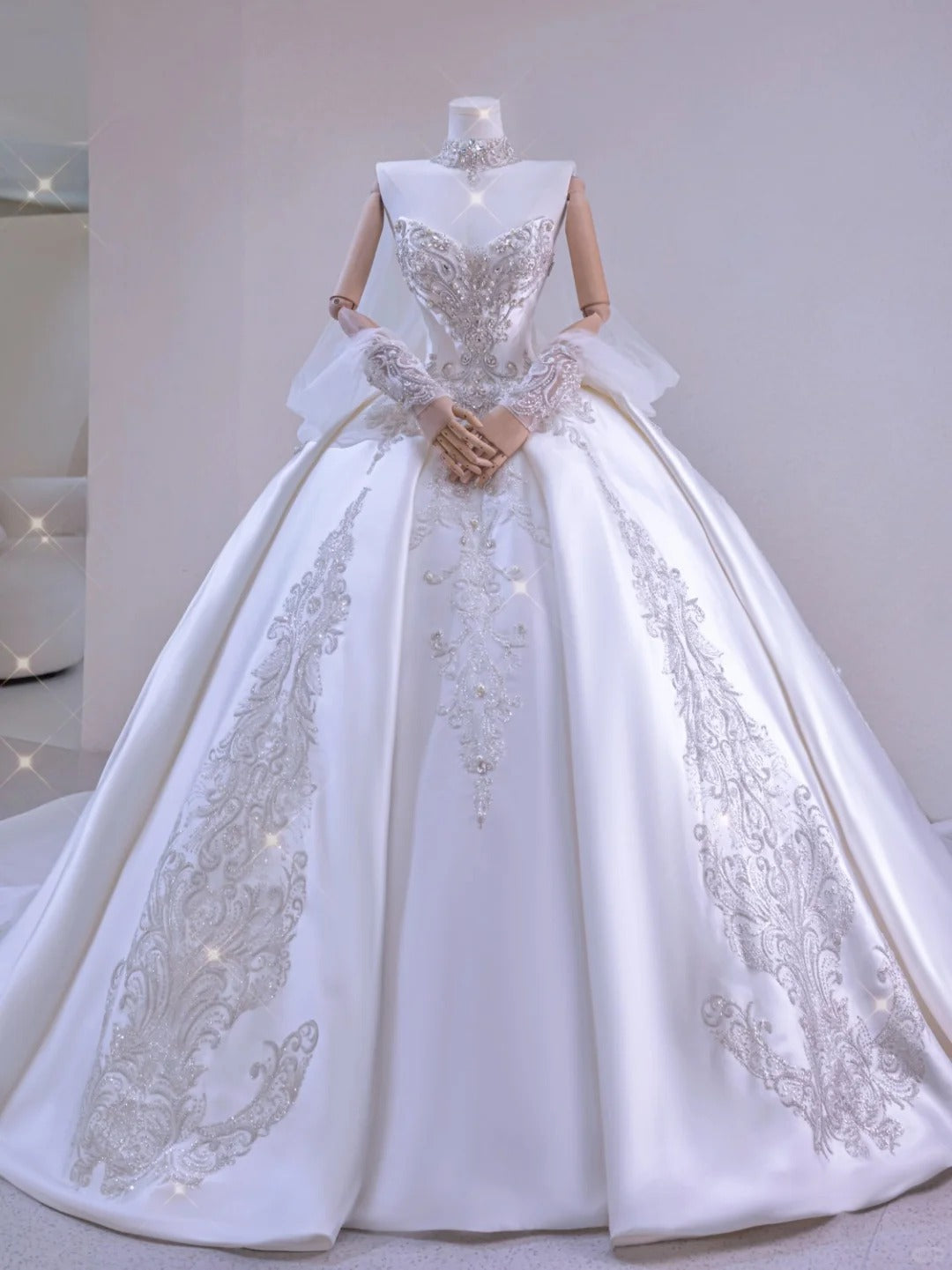 Romantisches Damen-Ballkleid mit Herzausschnitt, langen Ärmeln, applizierter weißer Spitze und Satinschleppe, Hochzeitskleid AU032
